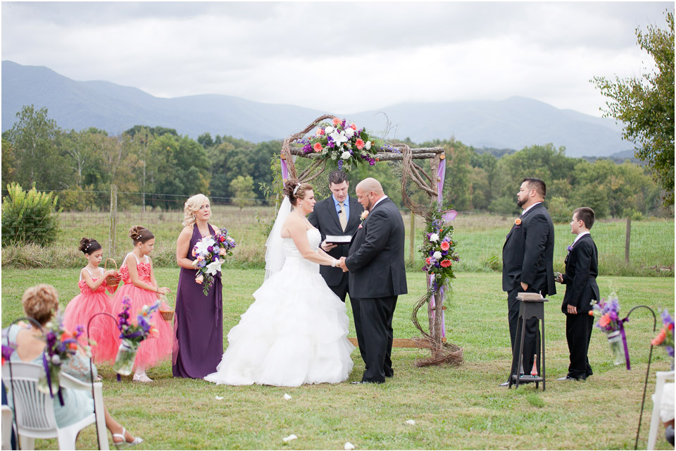 rustic-barn-wedding-at-stover-hall-luray