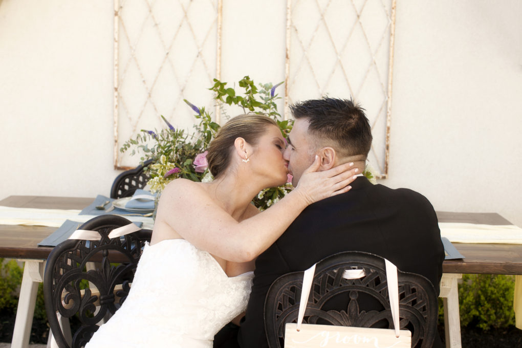morais-wedding-bride-groom-kissing