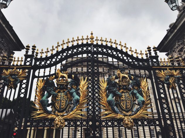buckingham-palace-front-gate