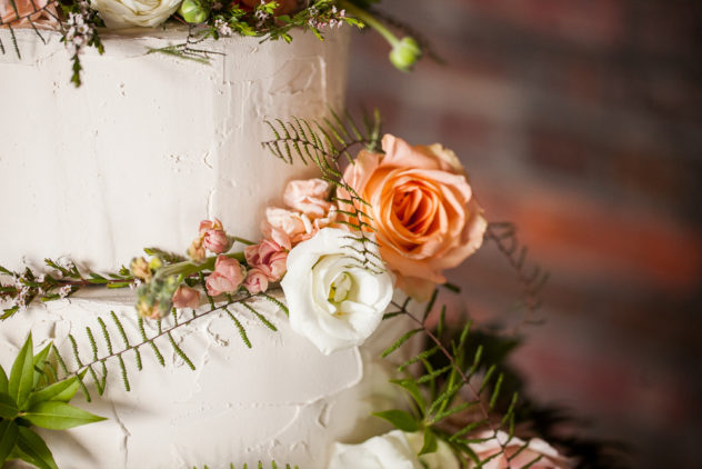 305-trackside-wedding-cake-detail